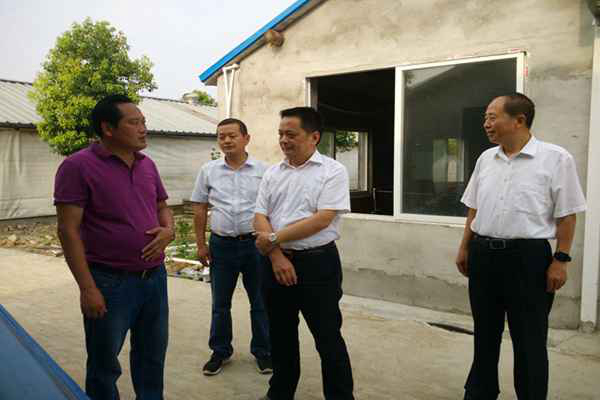 图:霍邱县委常委、组织部长田维胜不打招呼到村督查调研选派帮扶干部工作.jpg 图:霍邱县委常委、组织部长田维胜不打招呼到村督查调研选派帮扶干部工作.jpg